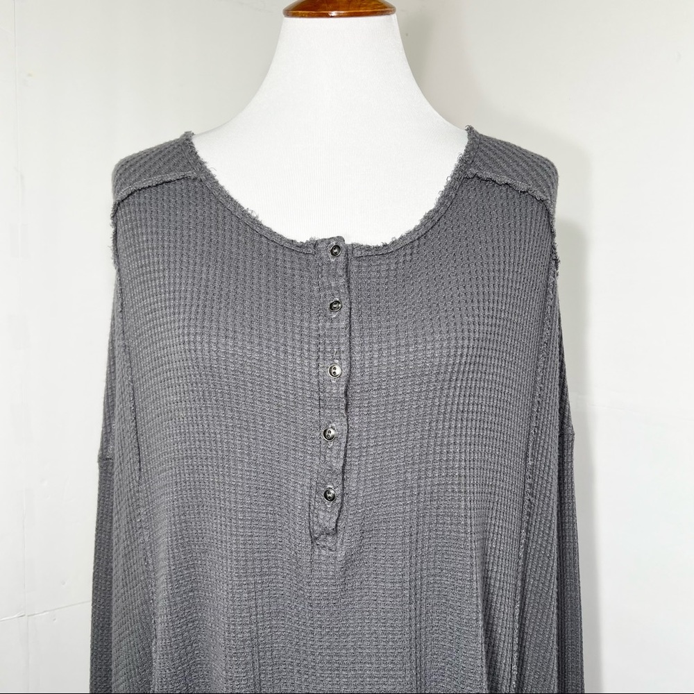 SOLD-Show Me Your Mumu High-Low Henley Gray Waffled Knit Oversized Thermal Top - Picture 2 of 11